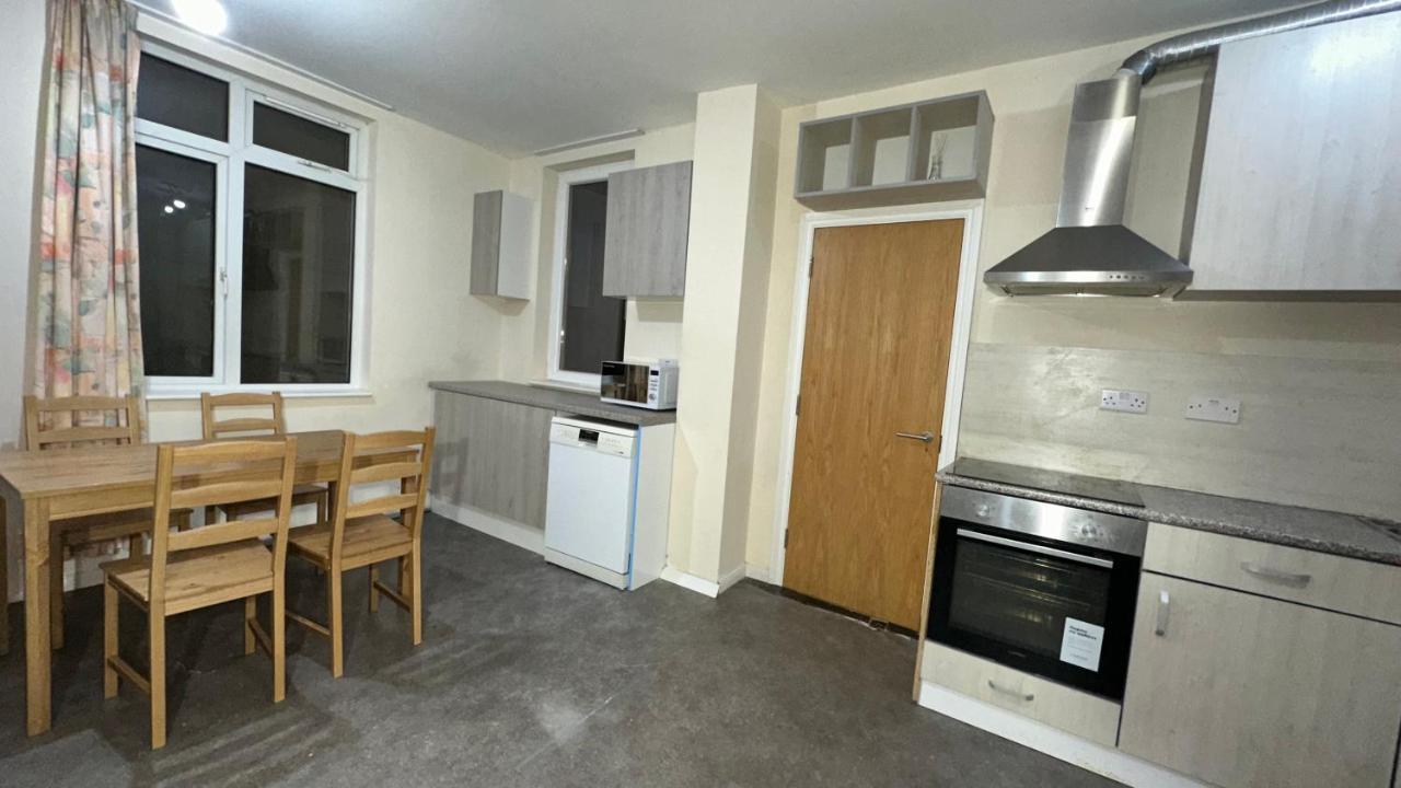 North London A Spacious 7 Bedroom House Accommodating Up To 18 People Complete With Own Gym And Table Tennis Dış mekan fotoğraf