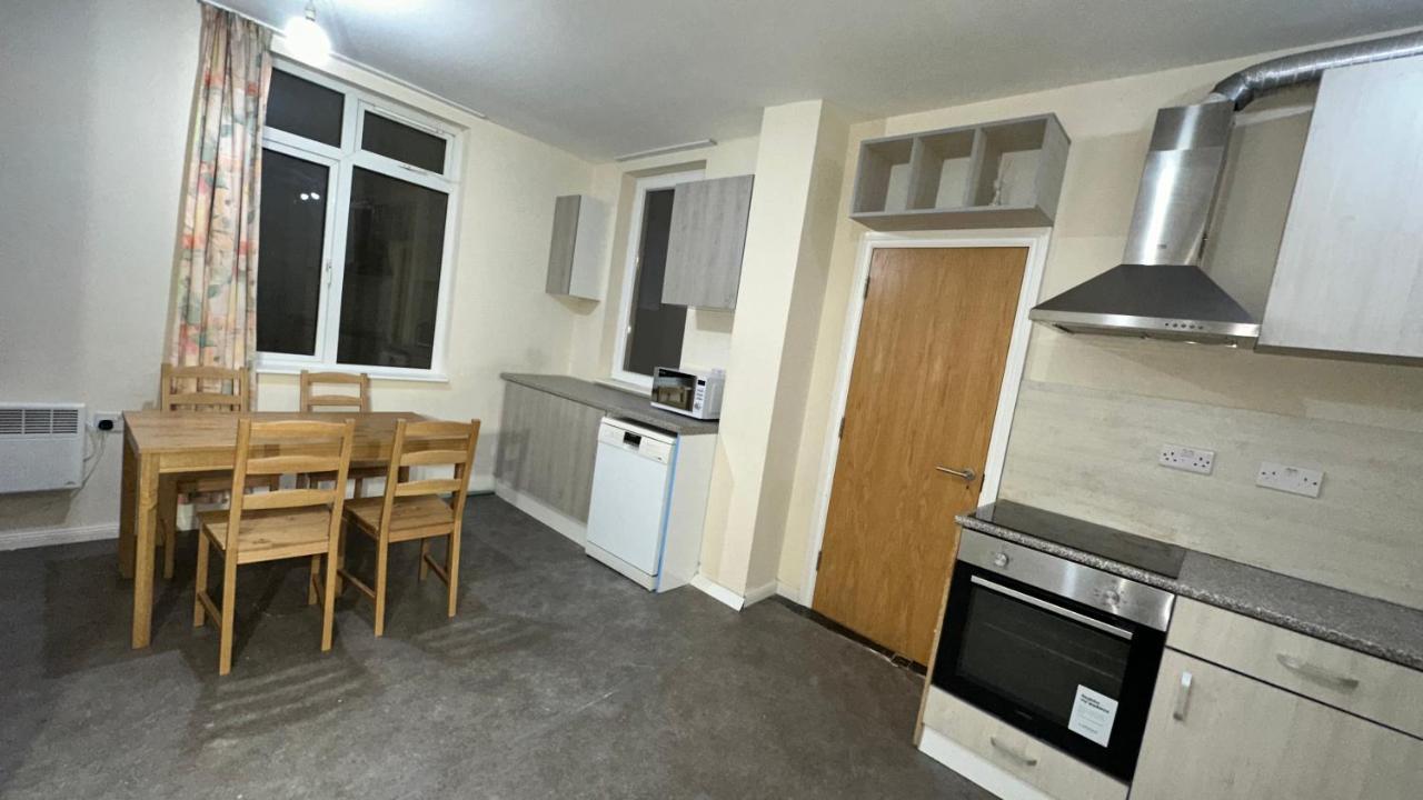 North London A Spacious 7 Bedroom House Accommodating Up To 18 People Complete With Own Gym And Table Tennis Dış mekan fotoğraf