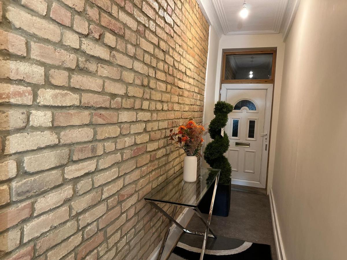 North London A Spacious 7 Bedroom House Accommodating Up To 18 People Complete With Own Gym And Table Tennis Dış mekan fotoğraf