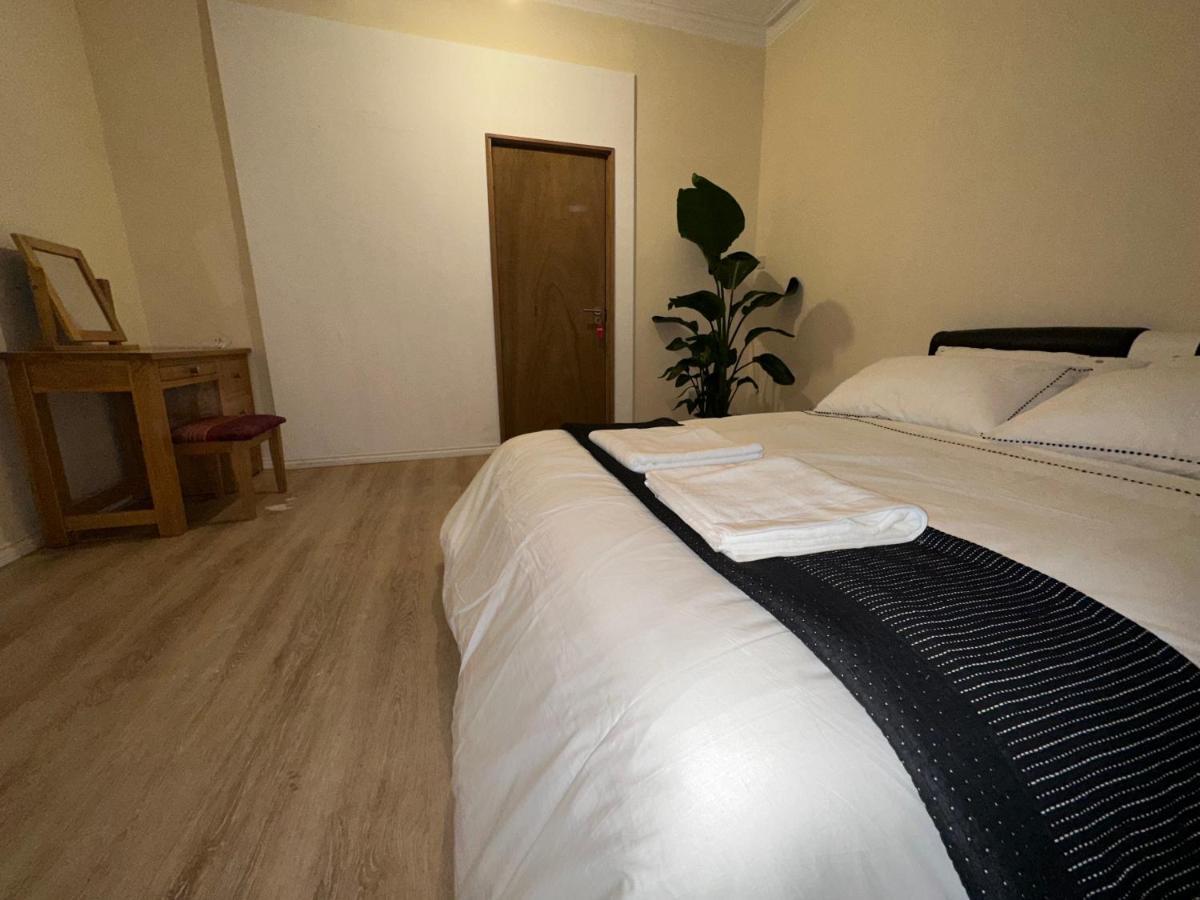 North London A Spacious 7 Bedroom House Accommodating Up To 18 People Complete With Own Gym And Table Tennis Dış mekan fotoğraf