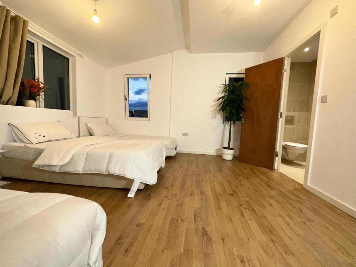 North London A Spacious 7 Bedroom House Accommodating Up To 18 People Complete With Own Gym And Table Tennis Dış mekan fotoğraf
