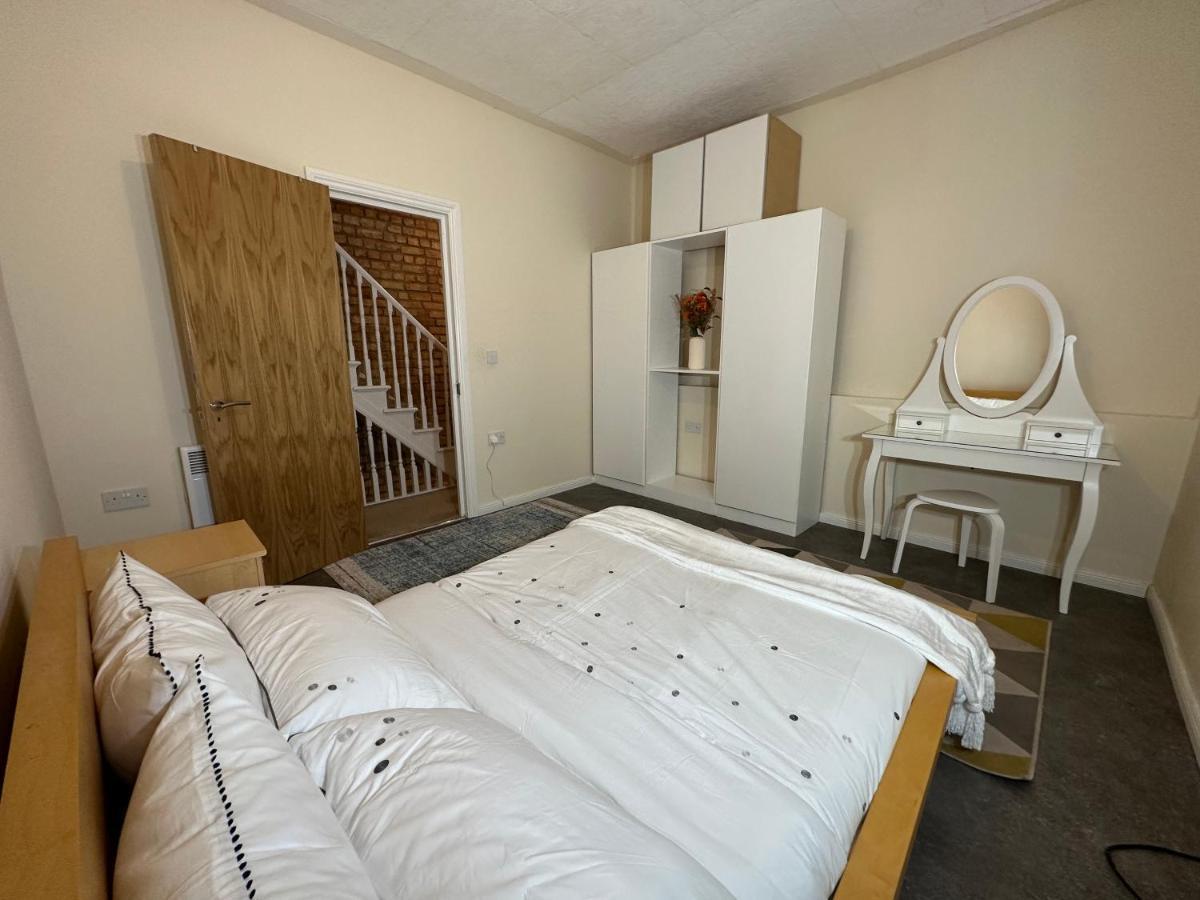 North London A Spacious 7 Bedroom House Accommodating Up To 18 People Complete With Own Gym And Table Tennis Dış mekan fotoğraf