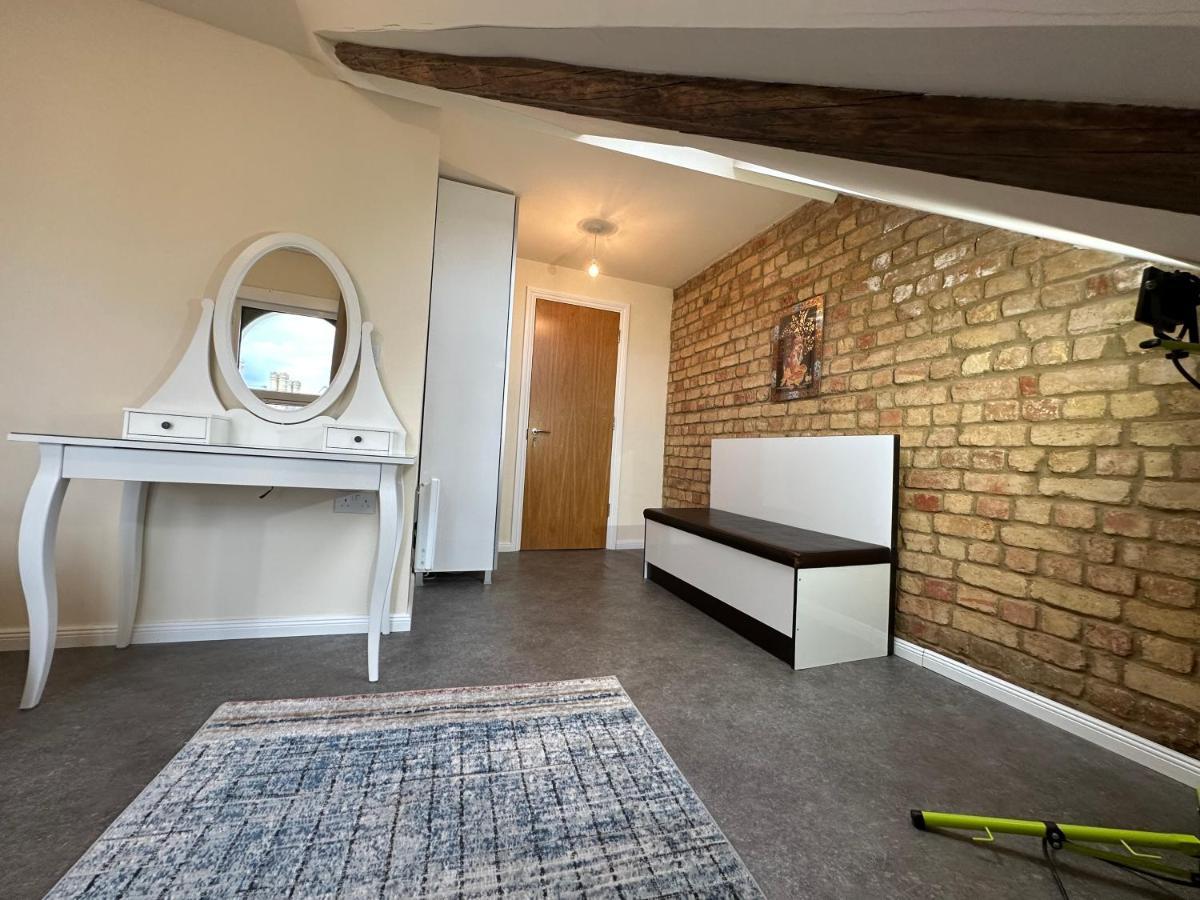 North London A Spacious 7 Bedroom House Accommodating Up To 18 People Complete With Own Gym And Table Tennis Dış mekan fotoğraf