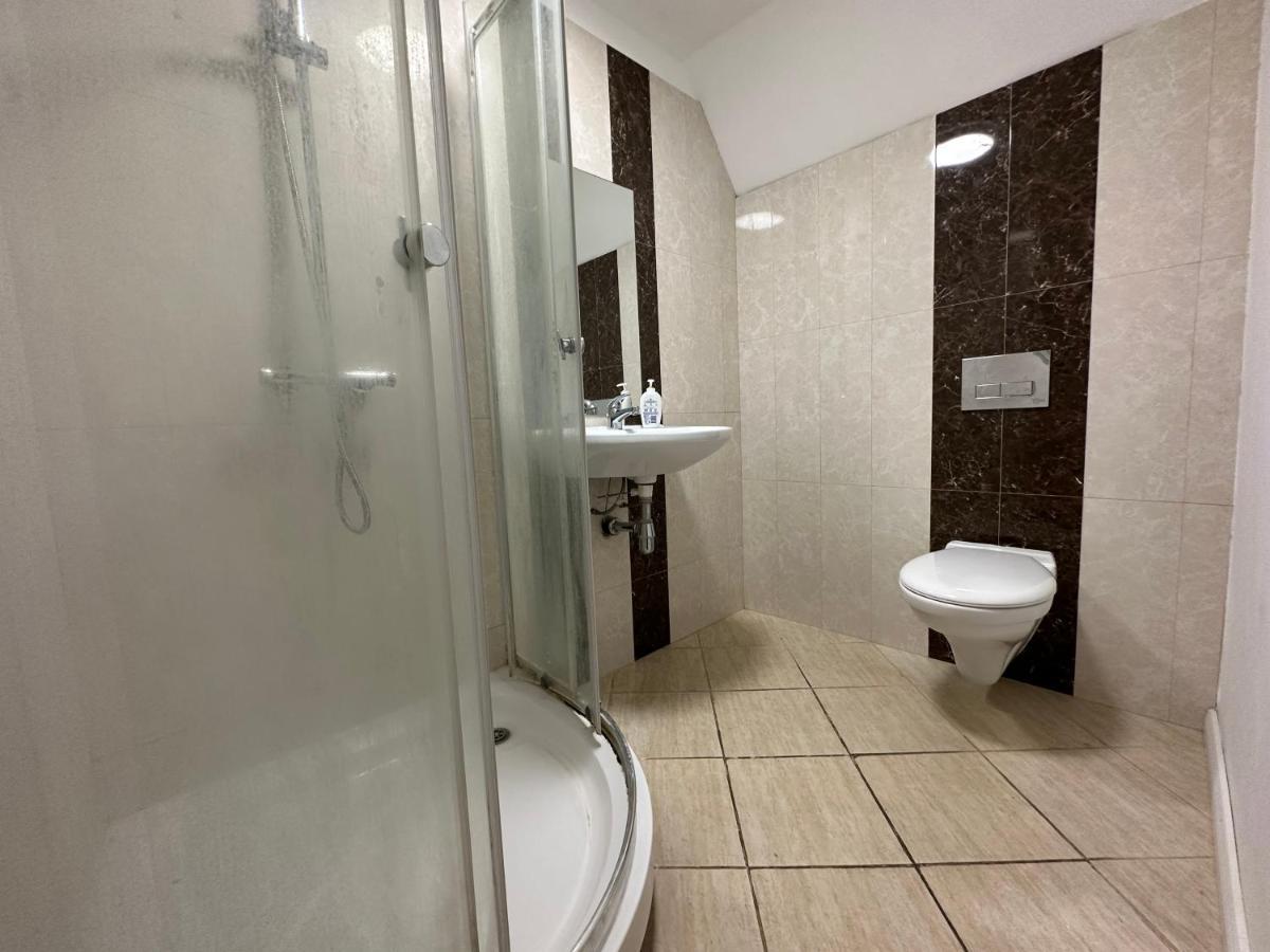 North London A Spacious 7 Bedroom House Accommodating Up To 18 People Complete With Own Gym And Table Tennis Dış mekan fotoğraf