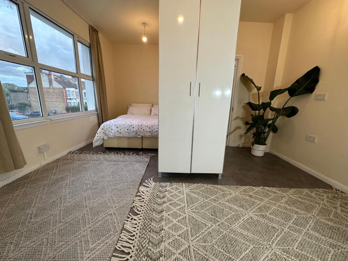 North London A Spacious 7 Bedroom House Accommodating Up To 18 People Complete With Own Gym And Table Tennis Dış mekan fotoğraf