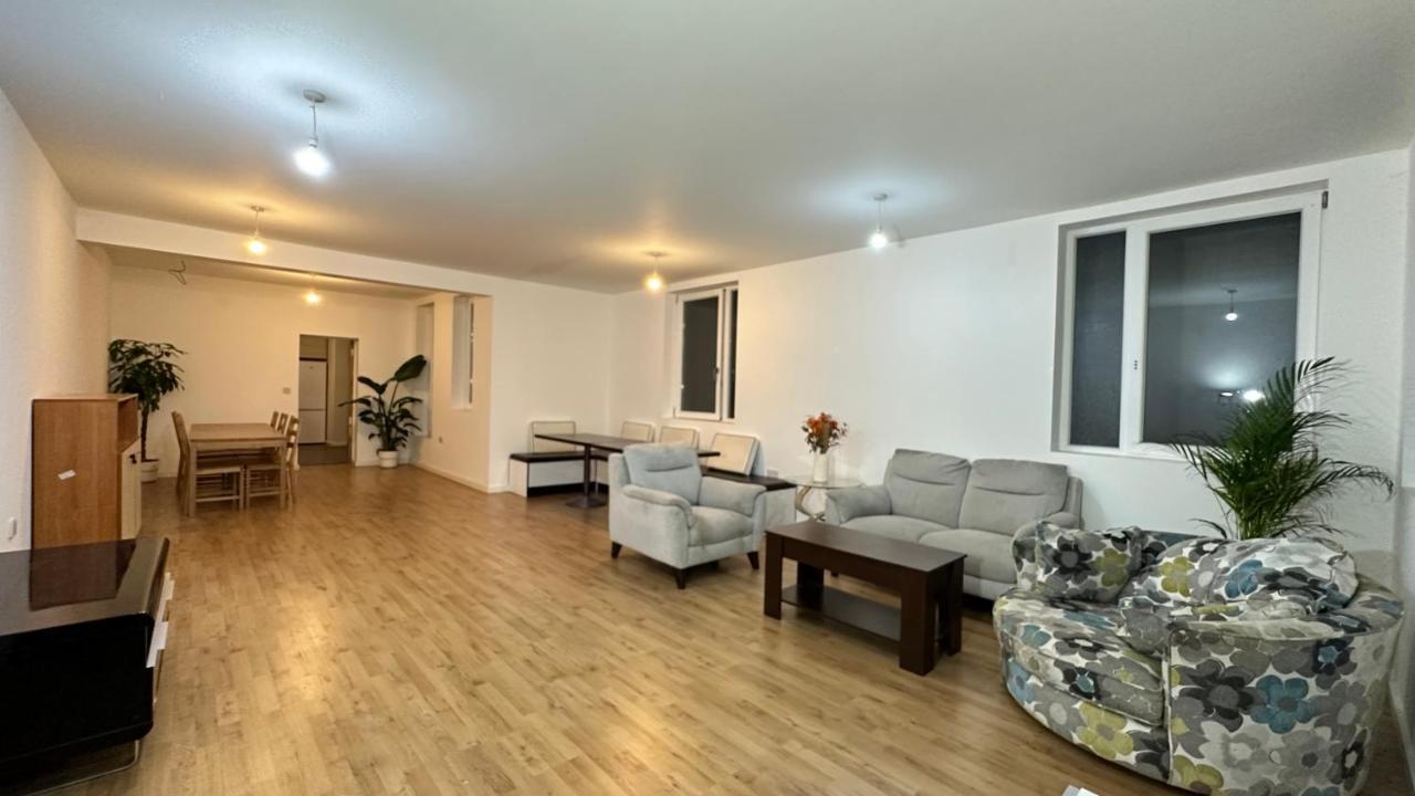North London A Spacious 7 Bedroom House Accommodating Up To 18 People Complete With Own Gym And Table Tennis Dış mekan fotoğraf