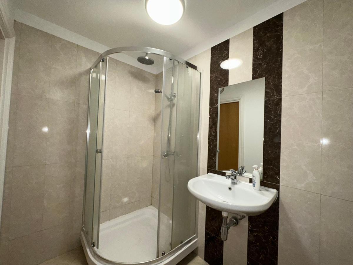 North London A Spacious 7 Bedroom House Accommodating Up To 18 People Complete With Own Gym And Table Tennis Dış mekan fotoğraf