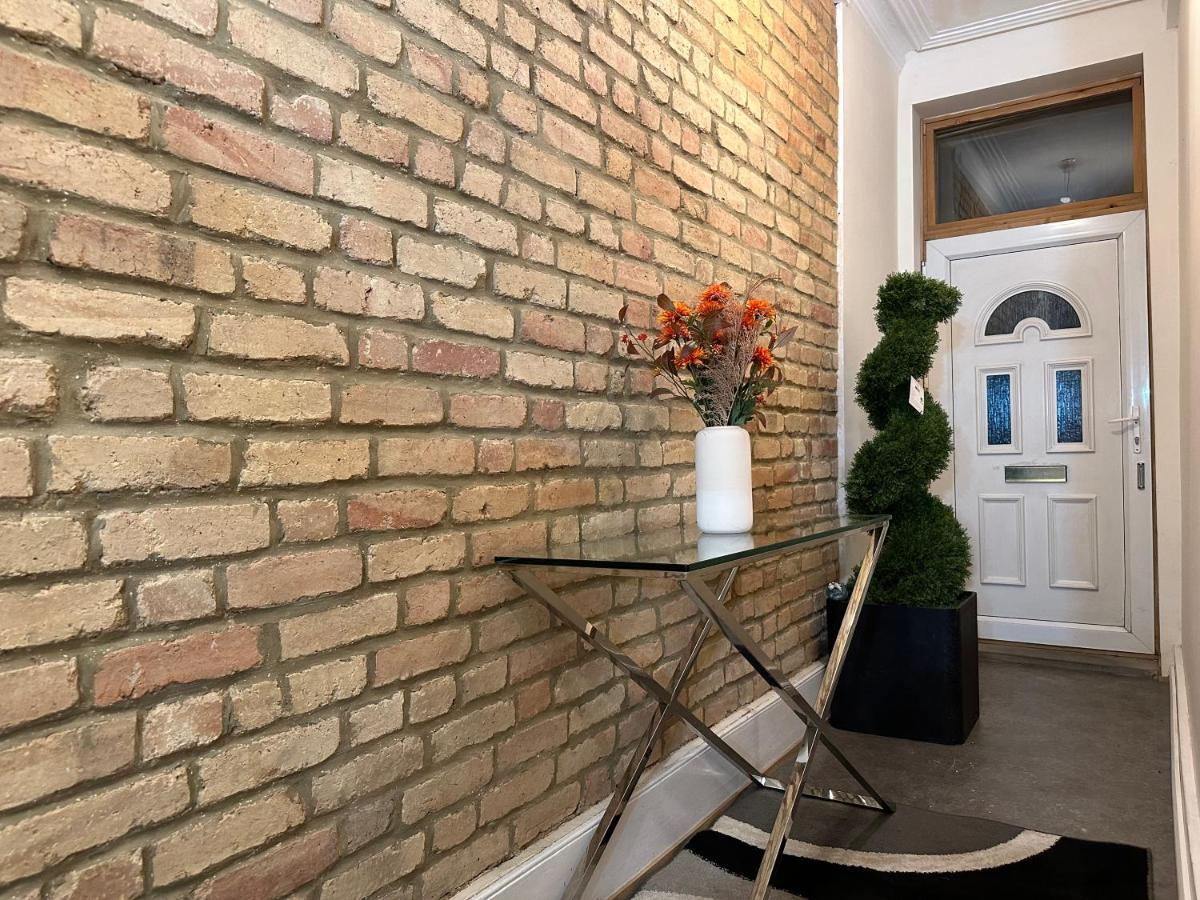 North London A Spacious 7 Bedroom House Accommodating Up To 18 People Complete With Own Gym And Table Tennis Dış mekan fotoğraf