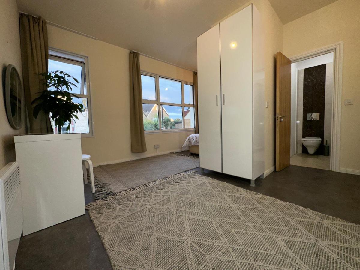 North London A Spacious 7 Bedroom House Accommodating Up To 18 People Complete With Own Gym And Table Tennis Dış mekan fotoğraf